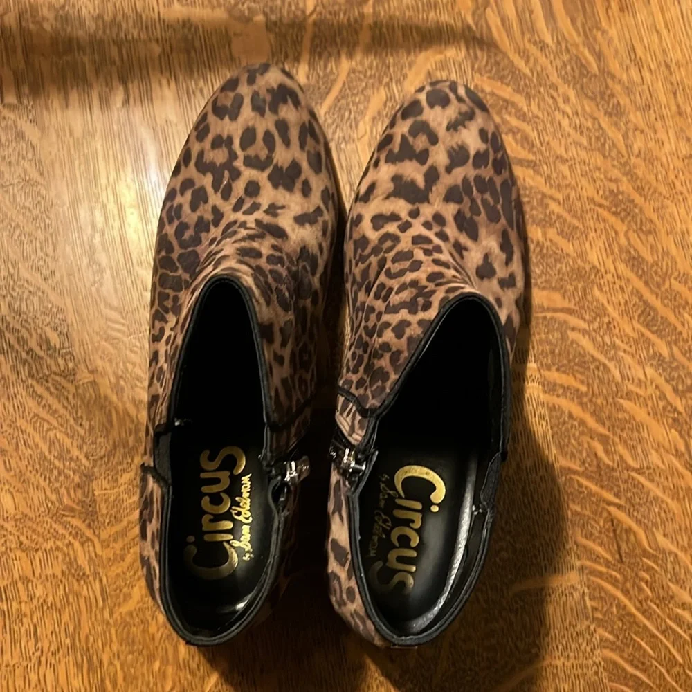 Leopard print Circus ankle boots. Size 9. - Picture 6 of 9